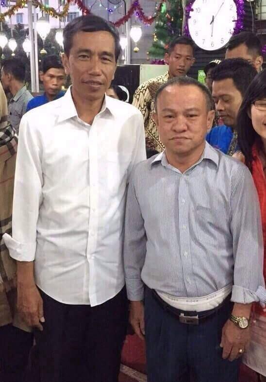 Asli ngakak. Selfie bareng Jokowi emang bikin grogi