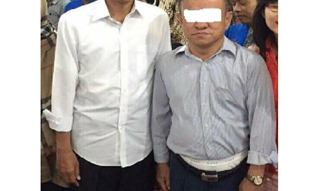 Lucu, foto sama Presiden Jokowi orang ini kelihatan kolornya
