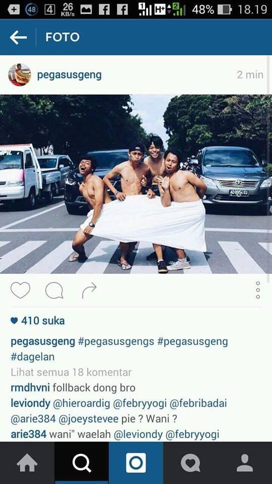 Trend baru ABG Alay sekarang: foto-foto di tengah Jalan..!!