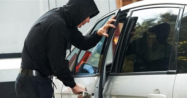Mobil anda bisa hilang jika menemukan ini di pintu mobil