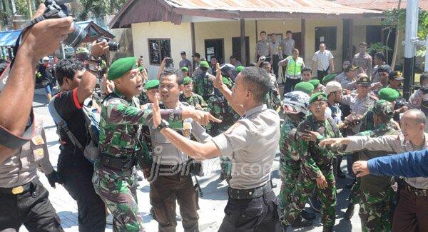 Lihat Nih Foto Anggota TNI-Polri Bentrok! Mapolres Nyaris Dibakar