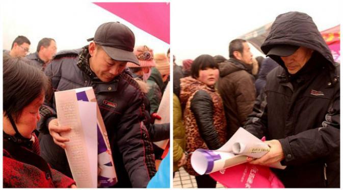 Foto: Demi Kalender Gratis, Warga Rela Antre 3 Jam di Tengah Udara Beku