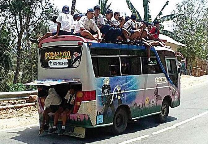 Lihat Nih Foto Anak-anak yang Bertaruh Nyawa Demi Sekolah!