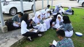 PARAH! Sekolah Unggulan tapi Siswa Belajar di Lapangan