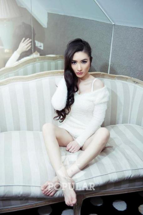 Koleksi Foto Sexsi Puput Carolina Paling Hot di Majalah Popular !!