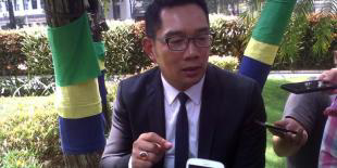 Top of mind.. Ridwan Kamil Ajak Penyapu Jalan Berangkat Umrah..