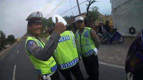 Berkat Kamera, Biker Ini Lolos Razia 'Bodong' (PIC + VIDEO)