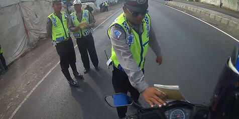 Berkat Kamera, Biker Ini Lolos Razia 'Bodong' (PIC + VIDEO)