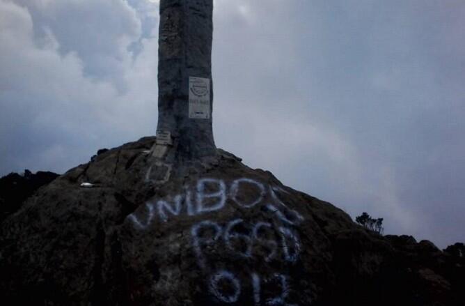 (Alay tingakat Mahasiswa) Coret-coret di Tugu Gunung Latimojong