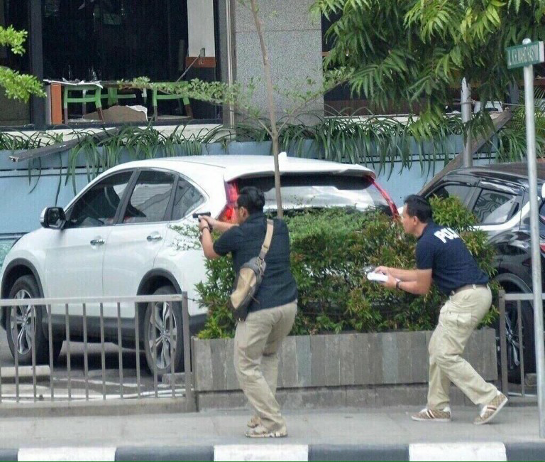 &#91;SALAH FOKUS&#93; Teror Jakarta: Dari Tukang Sate sampai Polisi Ganteng