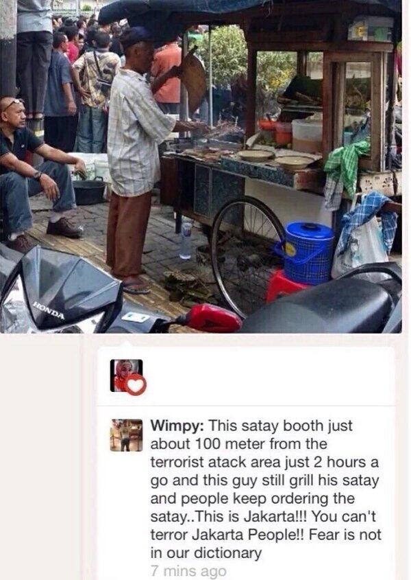Tukang Sate Ini Jadi Buah Bibir di Media Sosial! Dia Tetap Tenang Berjualan di Lokasi