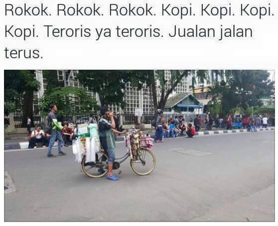 Foto-foto para pedagang yang tetap berjualan di tengah aksi teror di Jakarta.