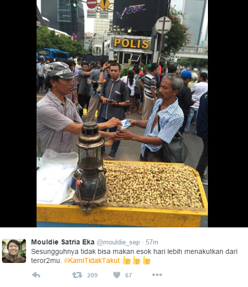 Foto-foto para pedagang yang tetap berjualan di tengah aksi teror di Jakarta.
