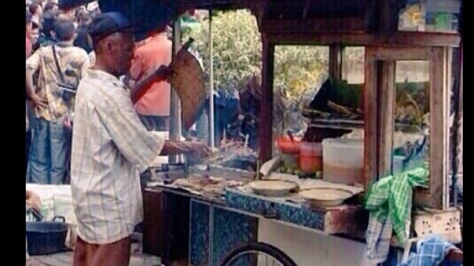 Tukang Sate Jadi Buah Bibir di Medsos Tetap Tenang Berjualan di Lokasi Baku Tembak