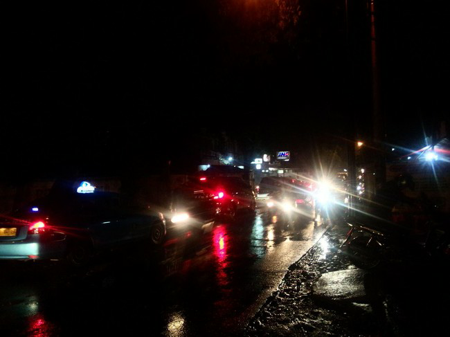 Hingga Dini Hari Jalanan di Meruya Selatan Masih Tergenang