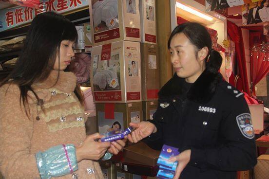 Kartu Remi Berisi 240 Foto Buronan Most Wanted Dibagikan Secara Gratis Pd Masyarakat