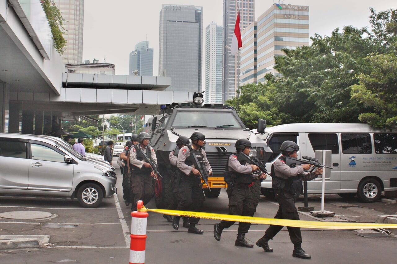 Foto2 Kehebatan Polisi Habisi Teroris Sarinah
