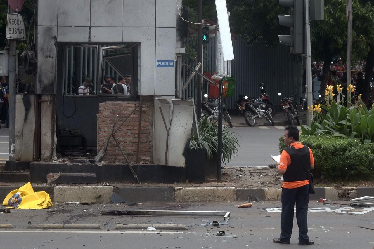 Foto2 Kehebatan Polisi Habisi Teroris Sarinah