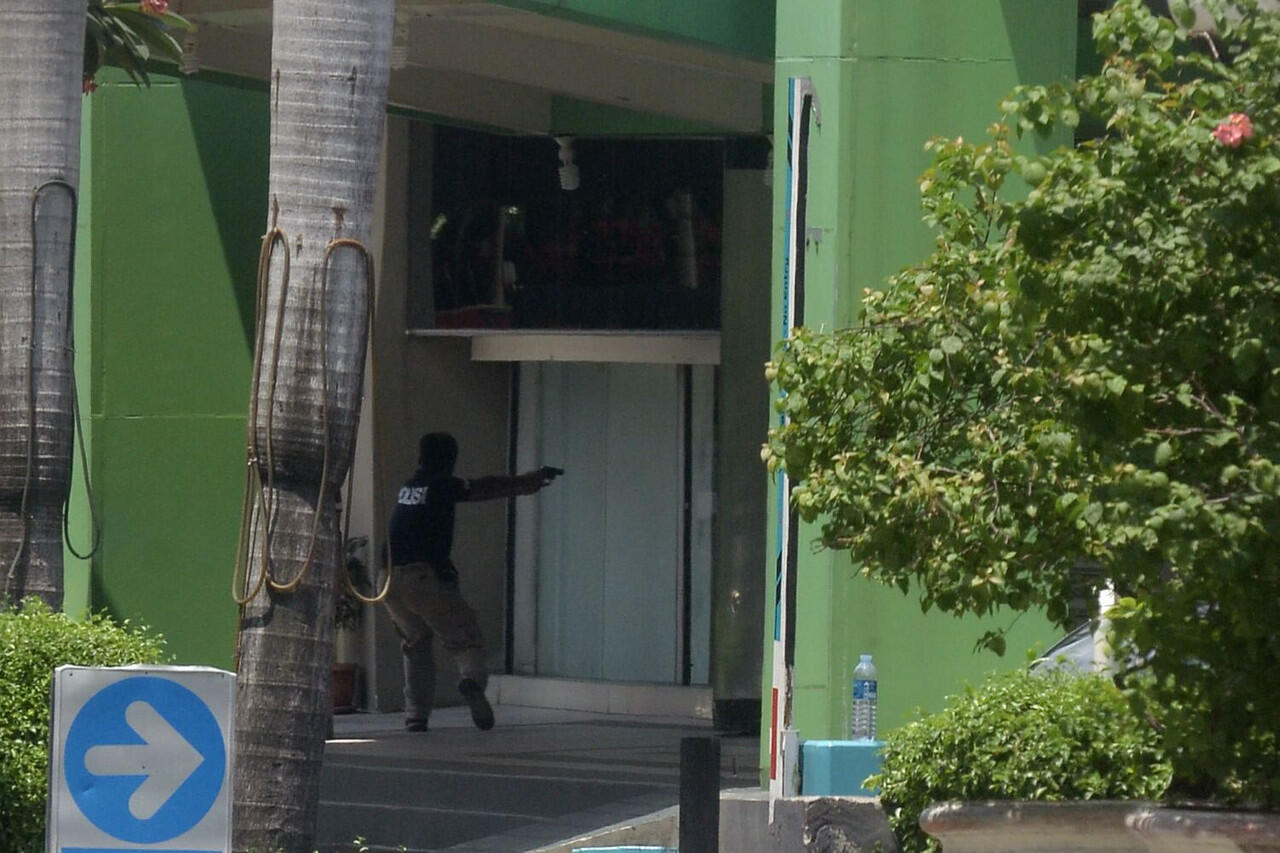 Foto2 Kehebatan Polisi Habisi Teroris Sarinah
