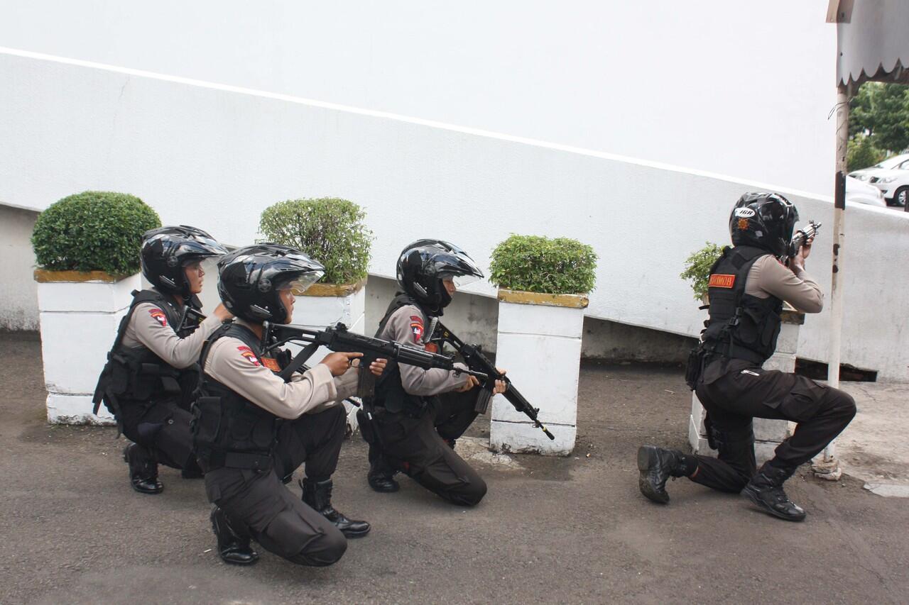 Foto2 Kehebatan Polisi Habisi Teroris Sarinah