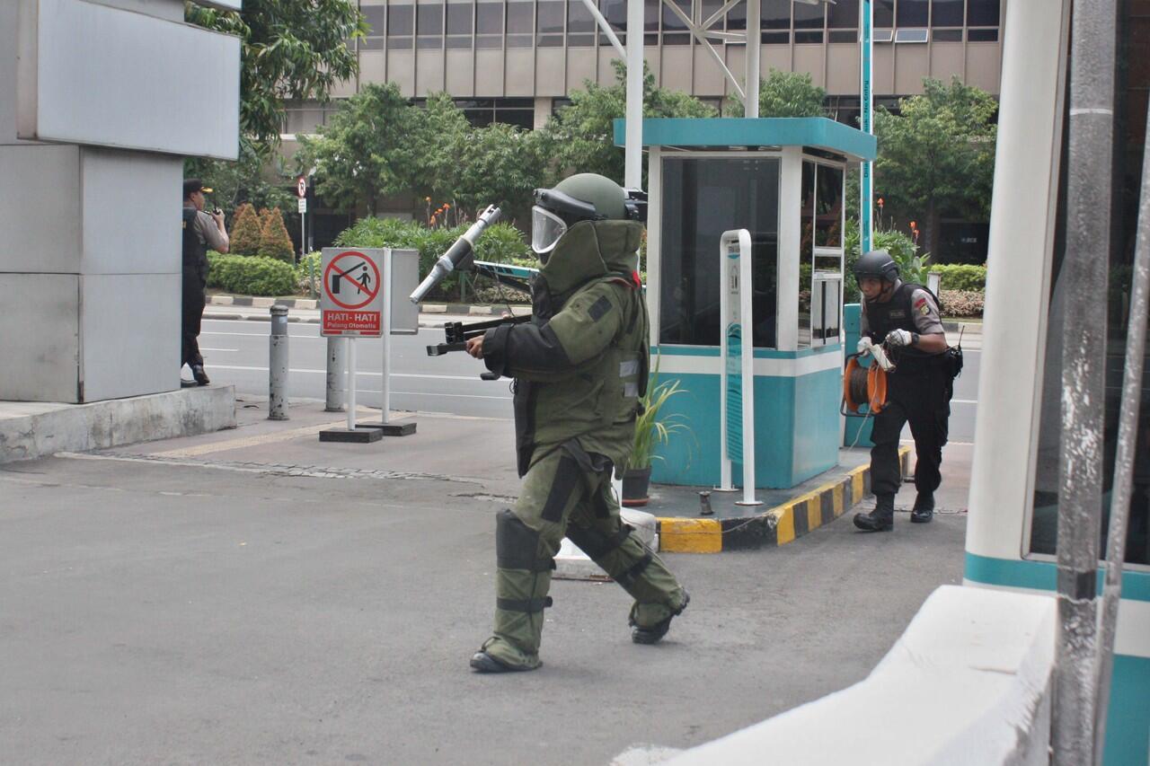 Foto2 Kehebatan Polisi Habisi Teroris Sarinah