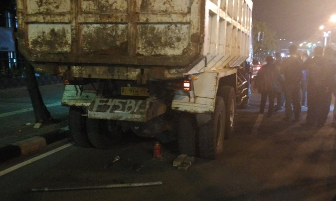 &#91;TRAUMA&#93; Dengar Ban Truk Pecah, Warga di Depan Starbucks Thamrin Berhamburan