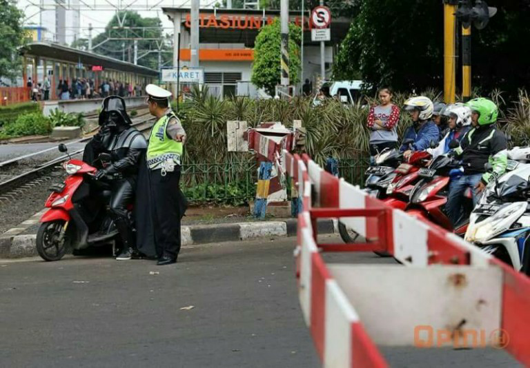 &#91;NGAKAK!!&#93; Keseharian Darth Vader di Indonesia