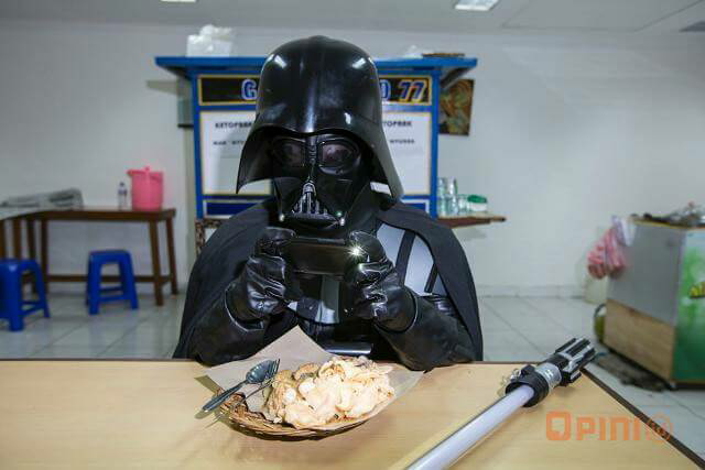 &#91;NGAKAK!!&#93; Keseharian Darth Vader di Indonesia