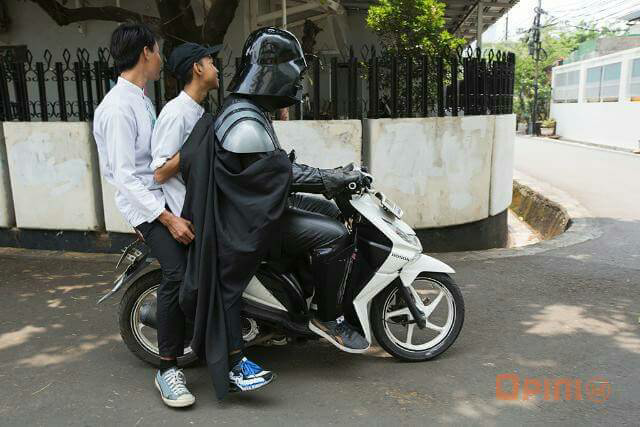 &#91;NGAKAK!!&#93; Keseharian Darth Vader di Indonesia