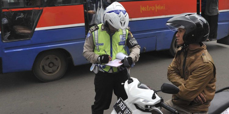 4 Aksi Polisi Tilang dengan Alasan Konyol