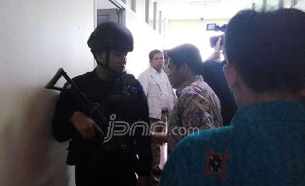 Fahri : Keluar ! Siapa yang Suruh Kalian Bawa Senjata ?, Brimob : Kapolri Pak.