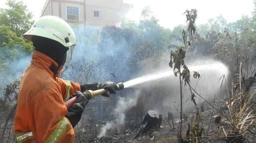 FIRE FIGHTERS: Pemadam kebakaran, pantang PULANG sebelum PADAM. #greget banget