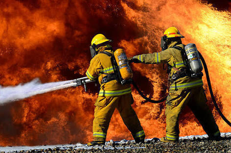 FIRE FIGHTERS: Pemadam kebakaran, pantang PULANG sebelum PADAM. #greget banget