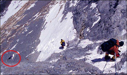 5 Kisah Tragis Para Pendaki Gunung Everest