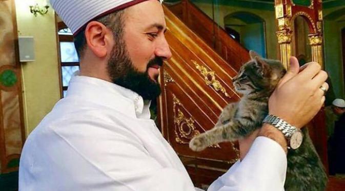 Foto + Video: Imam Masjid Baik Hati Penyayang Kucing Hebohkan Dunia Maya