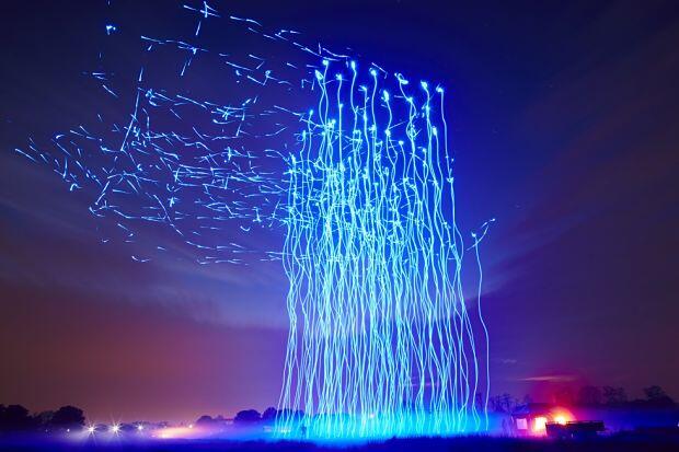 Pernah liat drone menari? mari lihat di sini!