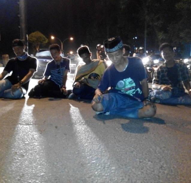 Miris kelakuan anak alay yg katanya Gaul, tapi malah kebablasan, Edisi Lampu merah