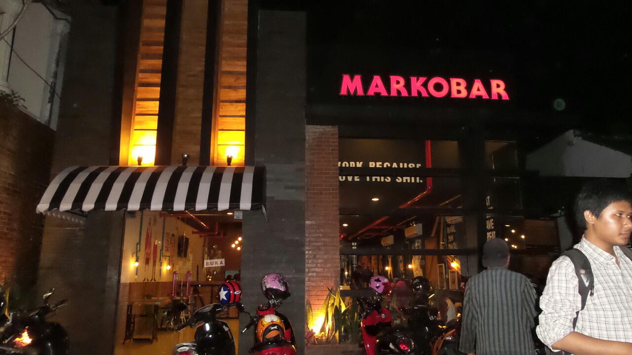 Laris Manis Martabak "Markobar" Anak Jokowi. Omzet capai 13 juta/hari dalam 3 minggu.
