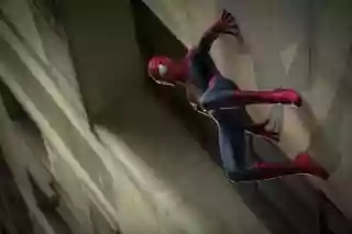 spider-man harusnya tidak bisa memanjat dinding,kenap?
