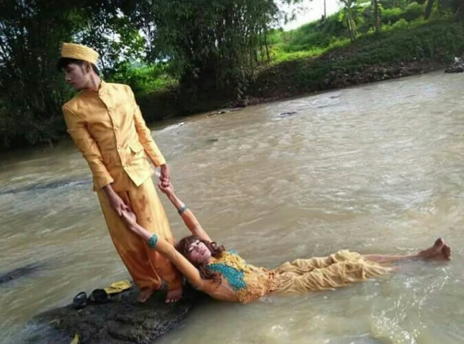 Kocak, Ini Dia Referensi Foto-Foto Prewedding Yang Paling Cetar Plus Ngakak