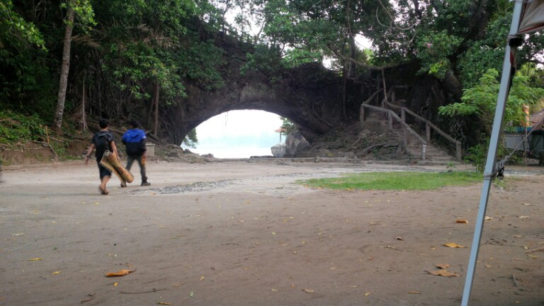 Pengalaman jalan-jalan ke pantai karang bolong