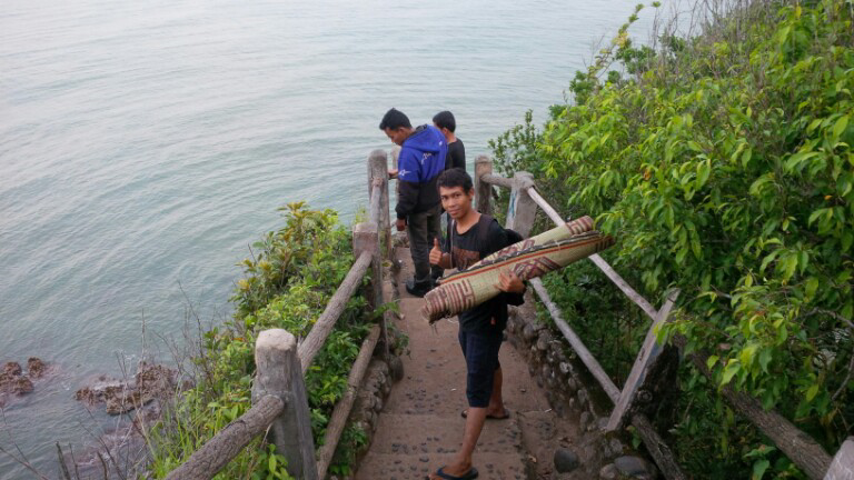 Pengalaman jalan-jalan ke pantai karang bolong