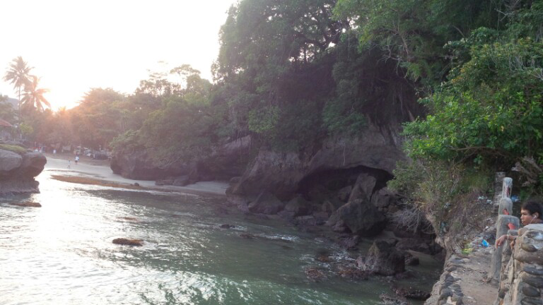 Pengalaman jalan-jalan ke pantai karang bolong