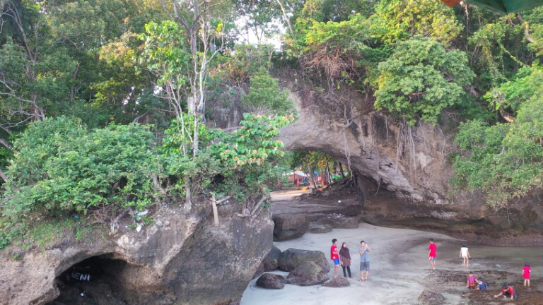 Pengalaman jalan-jalan ke pantai karang bolong