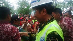 i Love U Jokowi.. !! Pak Jokowi Hebat Pake Helm dan Sepatu Karet Sapa Warga...
