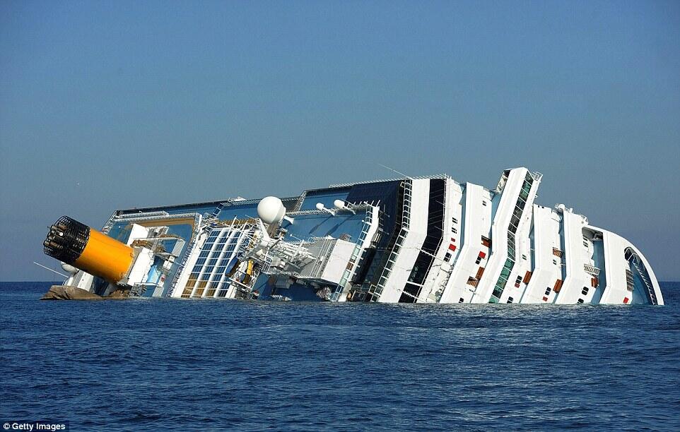 Melihat Interior Dari Rongsokan Kapal Pesiar Mewah Costa Concordia