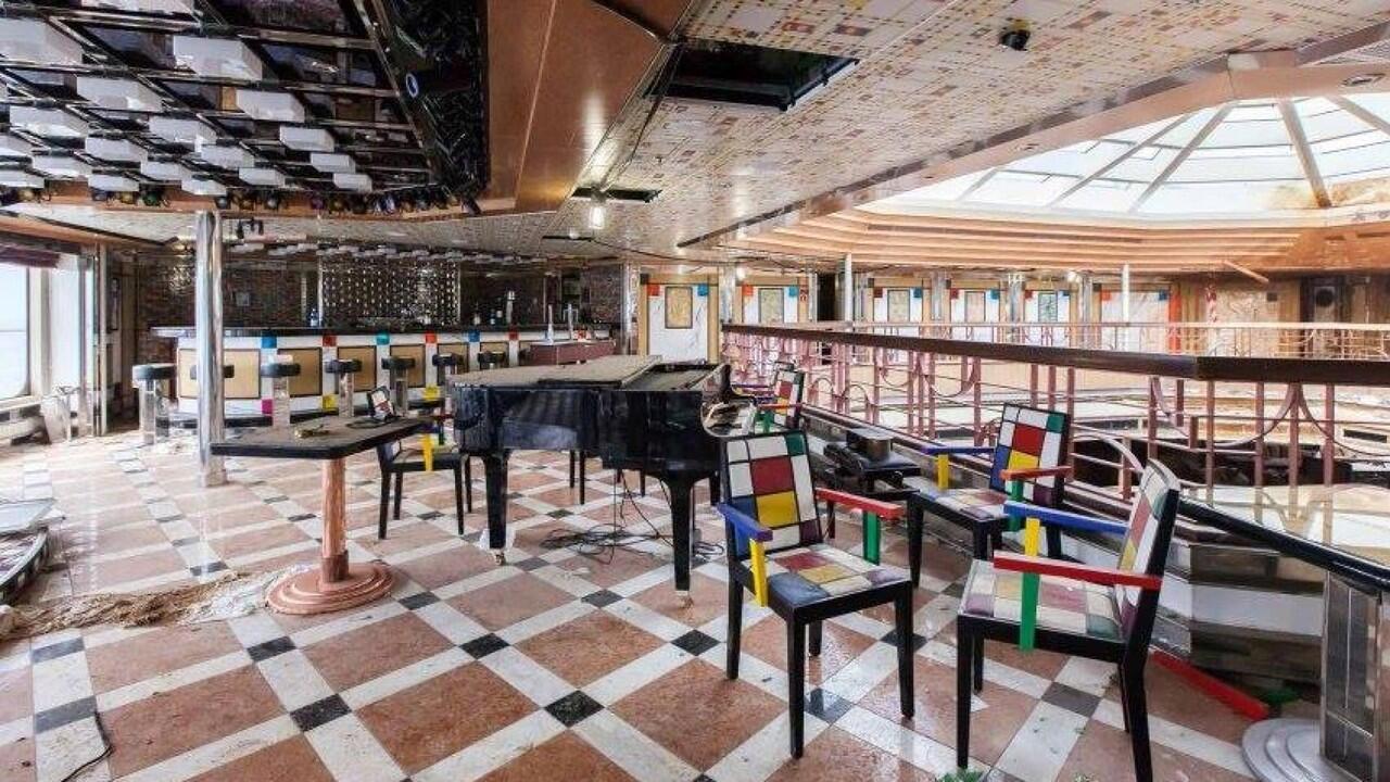 Melihat Interior Dari Rongsokan Kapal Pesiar Mewah Costa Concordia