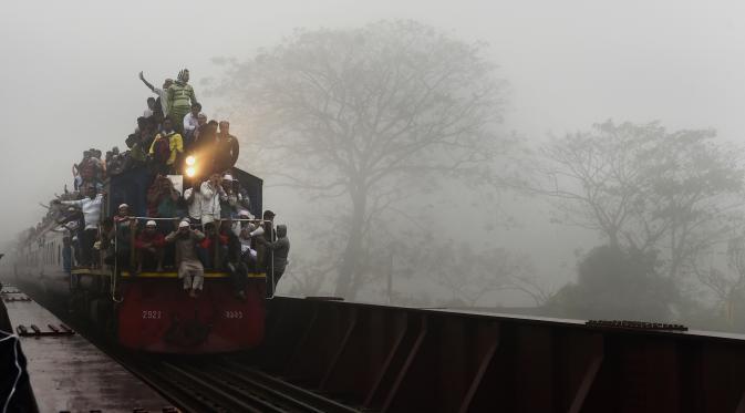 Tradisi Naik Kereta Api ala Orang Bangladesh