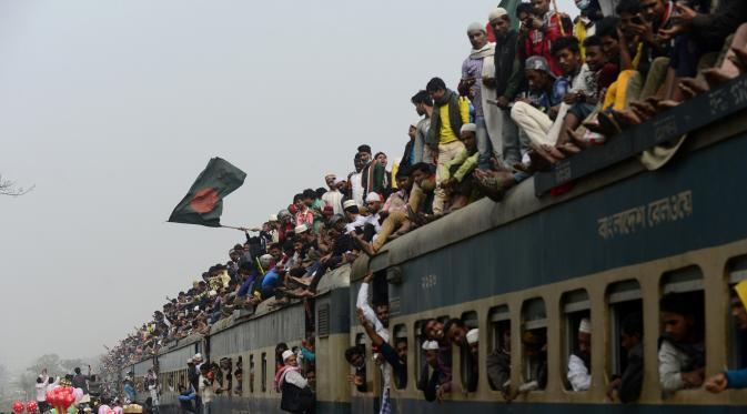 Tradisi Naik Kereta Api ala Orang Bangladesh