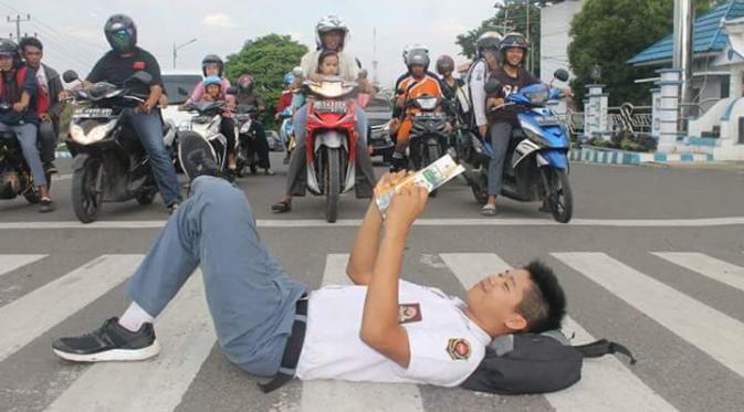 Selfie sambil Tiduran &amp; baca buku di jalan raya, ABG ini dibully netizen